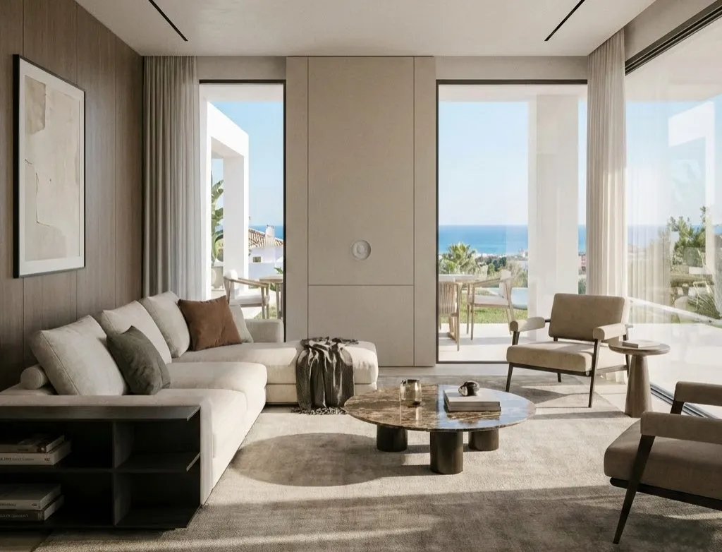 Salón moderno y luminoso de una vivienda con sensor de intrusión interior integrado, ejemplo de sistema de seguridad interior discreto para hogar en la Costa del Sol.