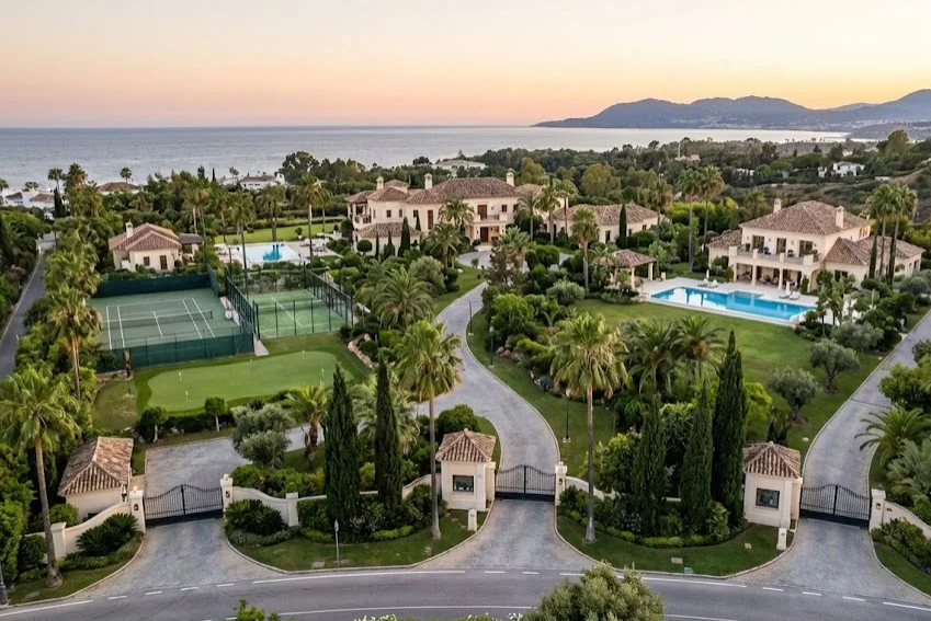 Propiedad con amplias zonas comunes situada en la Costa del Sol y protegida por Marbejer Seguridad