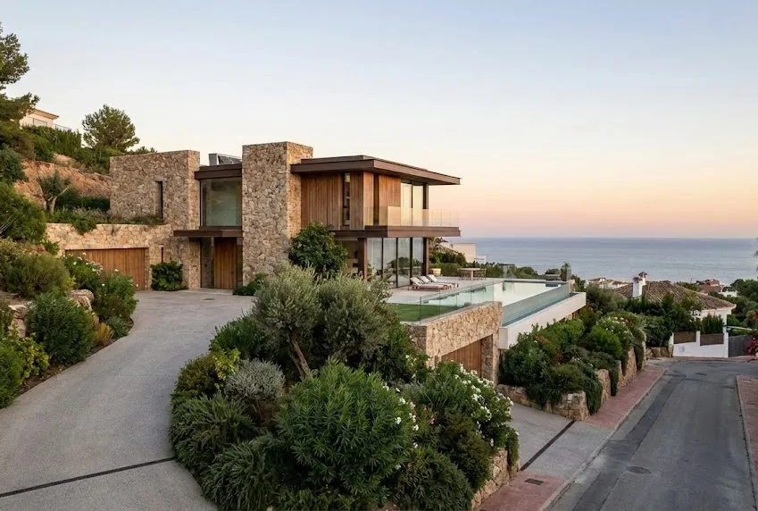 Vivienda en urbanizacion con accesos poco visibles.